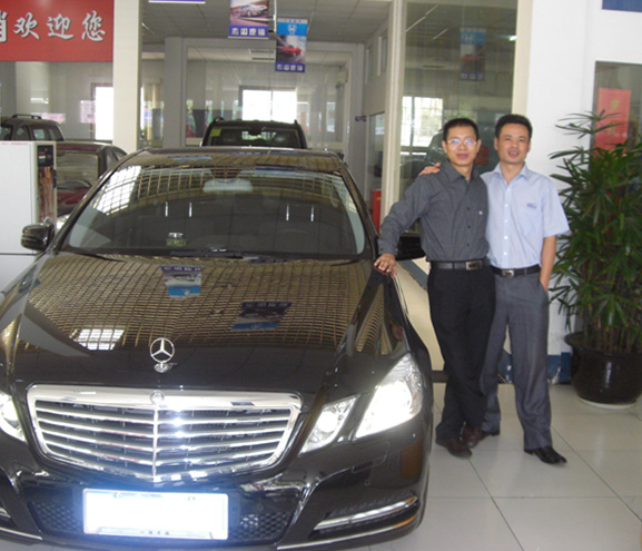 2010.9.12《上海领航者皇家影视集团》、《上海豪金酒业有限公司》、《上海地球村文化发展有限传播有限公司》董事长张辉买了一辆奔驰E级并与我们志如创始人合影